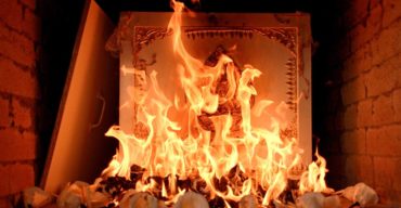 O processo de cremação ocorre no fogo
