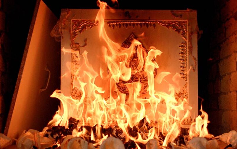 O processo de cremação ocorre no fogo