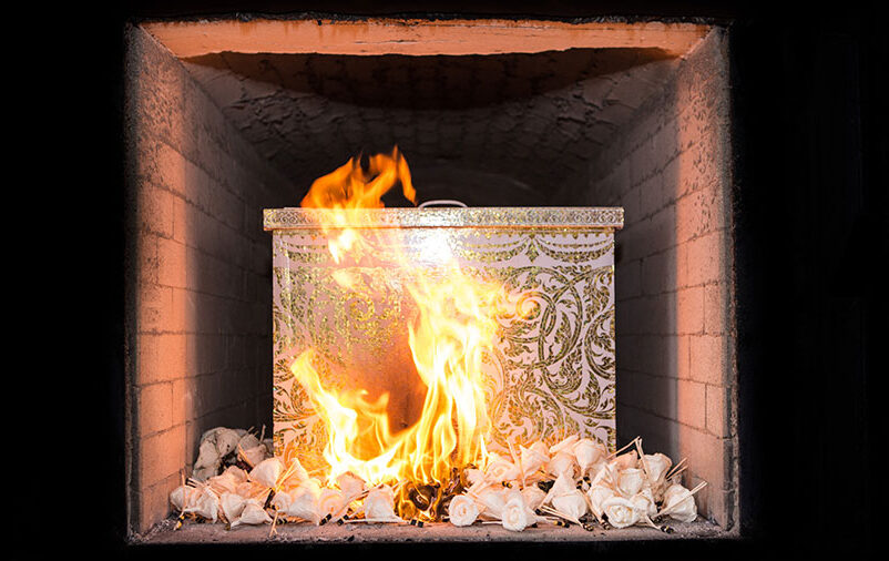 Pedras e fogo representando os mitos sobre cremação