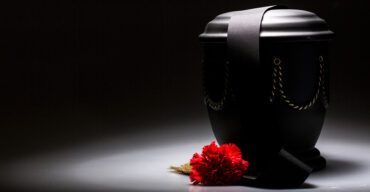 Urna preta representando um elemento necessário para realizar a cremação