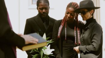 Pessoas realizando Ritos Funerarios