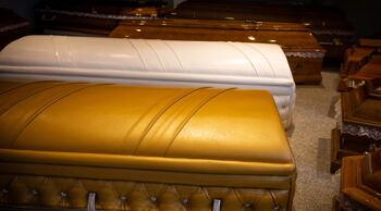 Tipos de caixão: conheça cada um e suas características Várias opções de tipos de caixão para enterro e cremação