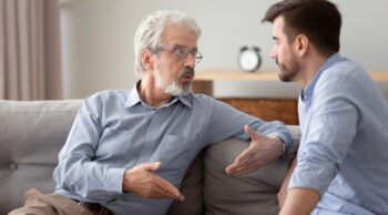 Homens conversando sobre Cremacao Em Vida