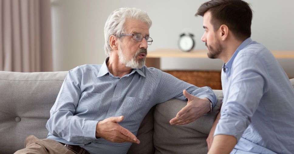 Homens conversando sobre Cremacao Em Vida