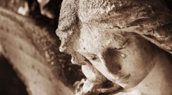 Saiba se a morte dói com a Central Crematórios! Close de estátua de anjo com lágrima esculpida, expressando como a morte dói e a tristeza.