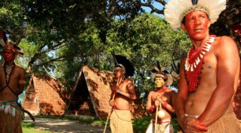 Saiba mais sobre o ritual de despedida indígena Kaurup! Indígenas caracterizados participam do ritual de despedida indígena Kuarup.
