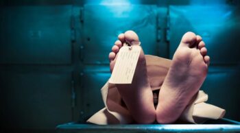 Entenda como funciona a identificação durante a cremação Etiqueta em pé de corpo no necrotério garante a identificação durante a cremação segura.