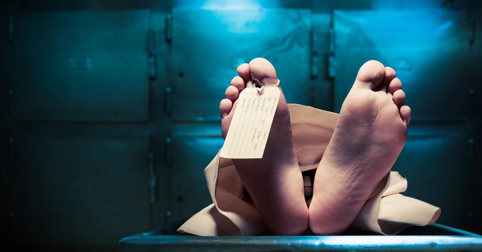 Etiqueta em pé de corpo no necrotério garante a identificação durante a cremação segura.