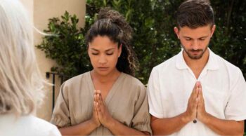 Saiba mais sobre a cremação no espiritismo com a Central Crematórios Casal de mãos juntas em oração para se despedir em velorio com cremação